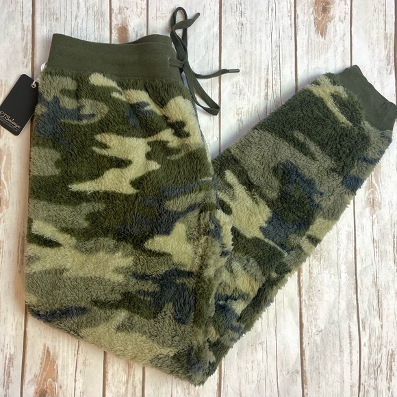PJ Salvage Fleece Camo Lounge Joggers Pants Size S Small NWT - Picture 1 of 4